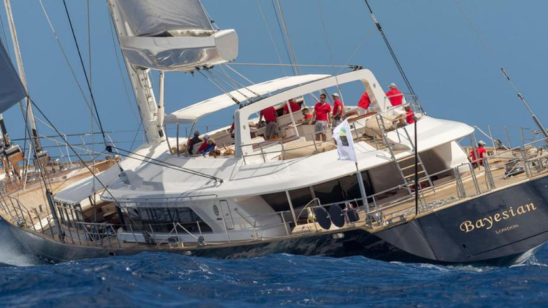Investigan el hundimiento de un yate en Miami con 32 personas abordo