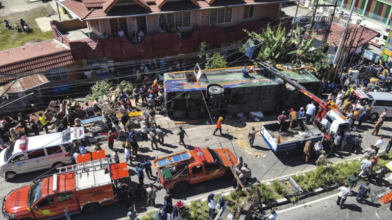 Al menos 12 muertos y 25 heridos tras volcar un autobús en Indonesia
