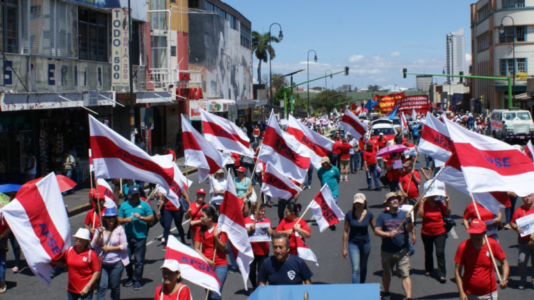 Sindicatos exigen respeto a jornadas laborales y mejoras salariales en Costa Rica