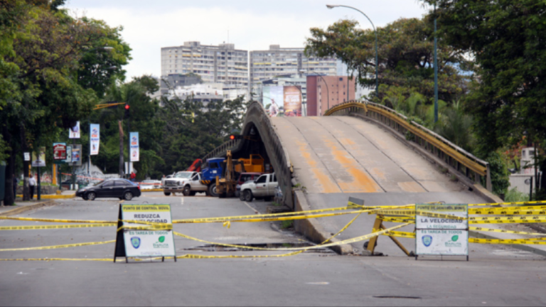Cierran parcialmente el elevado de Las Mercedes por labores de mantenimiento