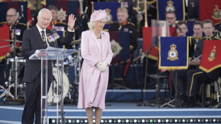 Carlos III y Camila reciben el desfile conmemorativo del fin de la II Guerra Mundial