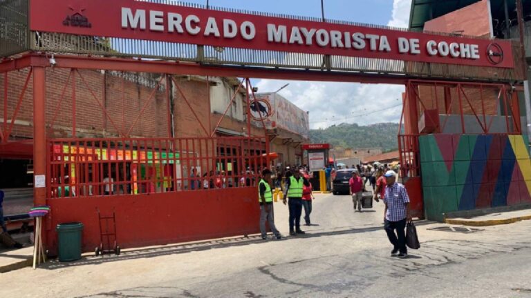 Detenido hombre que sometía a comerciantes del mercado de Coche