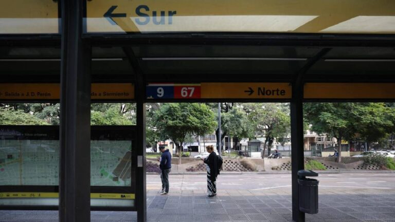 Conductores de autobuses argentinos realizan huelga en reclamo por mejoras salariales