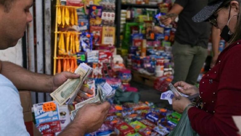 Reportan una caída del 60% del pago en divisas en el comercio minorista