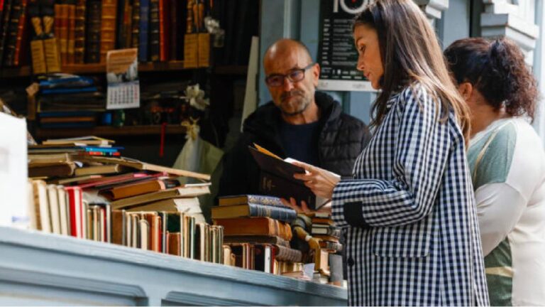 La reina Letizia: «Yo siempre con la radio y con el libro»