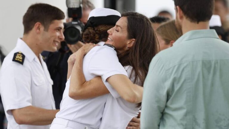 La reina Letizia recibe a la princesa durante la escala del buque escuela Elcano en Panamá