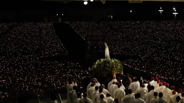 #EnFotos Miles de peregrinos asistieron a la procesión de las velas en honor a la Virgen de Fátima
