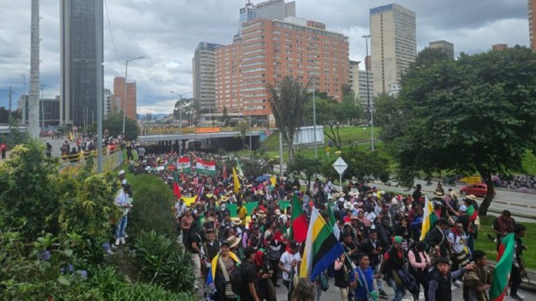 Trabajadores e indígenas colombianos salen a la calle en apoyo a consulta popular de Petro