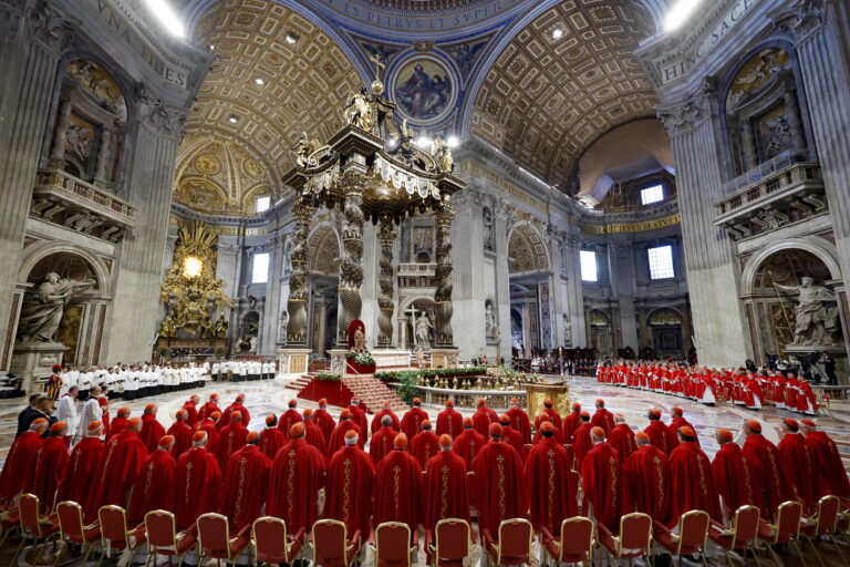 Los cardenales se retiran a almorzar antes de encerrarse en la Capilla Sixtina