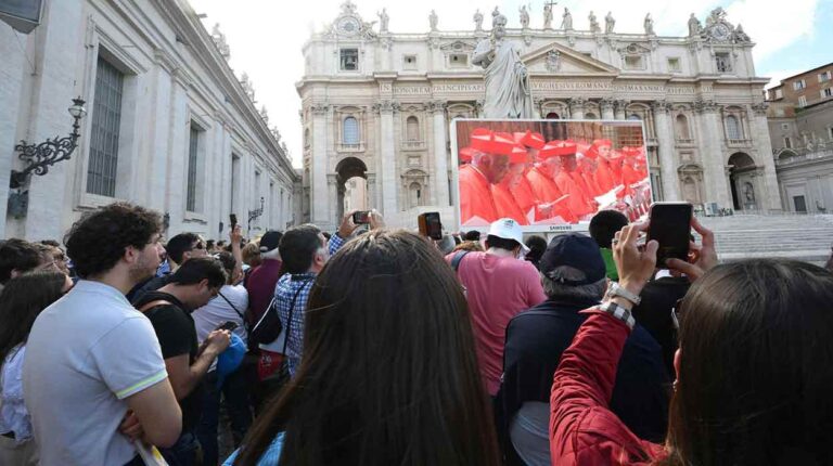 Más de 30 mil personas esperan la primera fumata en la Plaza de San Pedro