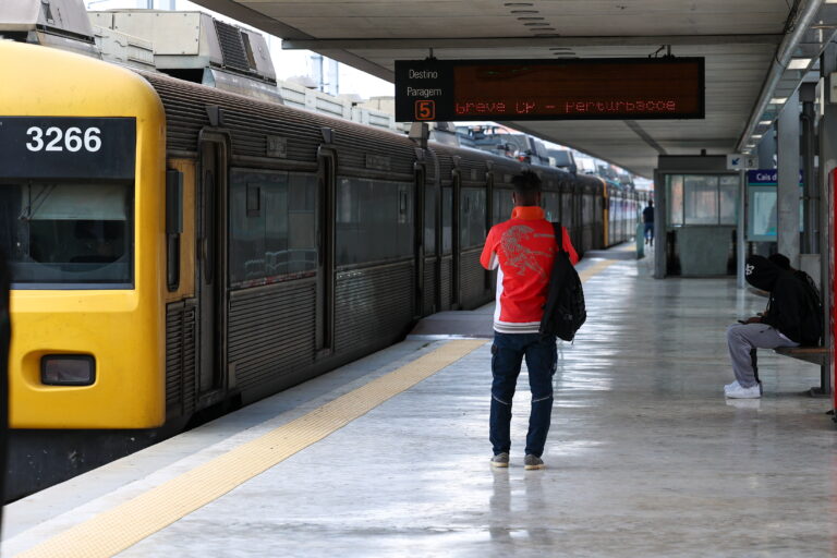 Huelga sin servicios mínimos paraliza los trenes en Portugal