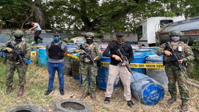 Armada de Ecuador detuvo a 4 colombianos con combustible artesanal en zona fronteriza
