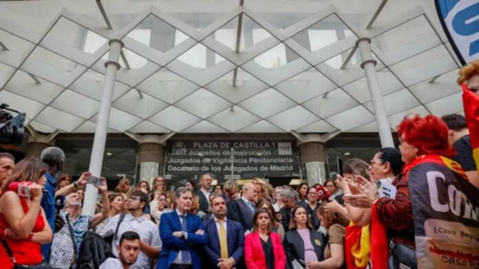 jueces-fiscales-realizan-paro-simbolico-10-minutos-juzgados-plaza-castilla-madrid_160