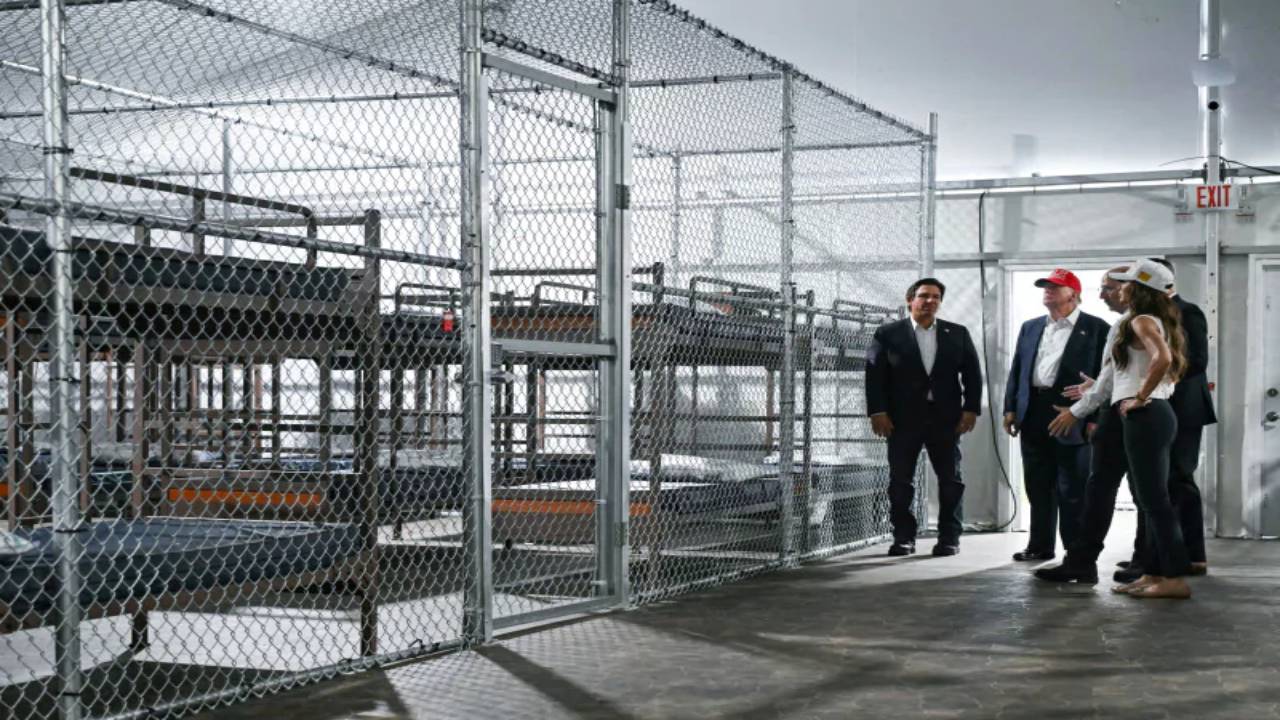 EEUU ha trasladado a 500 migrantes en vuelos desde 'Alligator Alcatraz' en Florida
