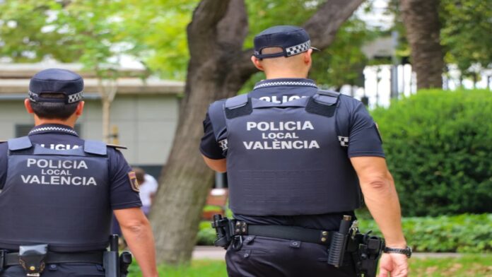 dos-policias-vigilando-ciudad_103