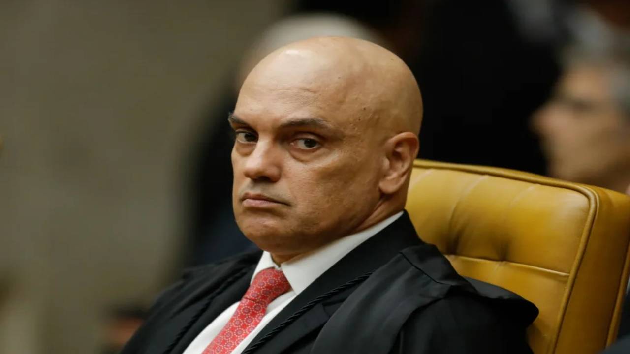 El senador brasileño Flávio Bolsonaro pidió este lunes que el Senado inicie un proceso de destitución contra el magistrado de la Corte Suprema Alexandre de Moraes, después de que este decretara la prisión preventiva de su padre, el expresidente Jair Bolsonaro, por violar medidas cautelares.