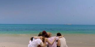 Los protagonistas de la película contemplando el mar en una escena