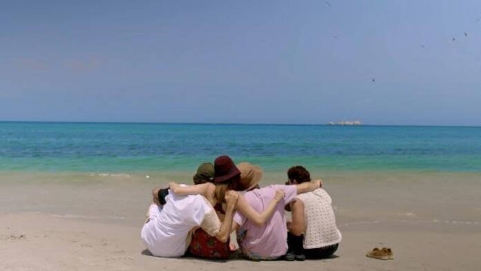 Proyecto nuevo (21) Los protagonistas de la película contemplando el mar en una escena