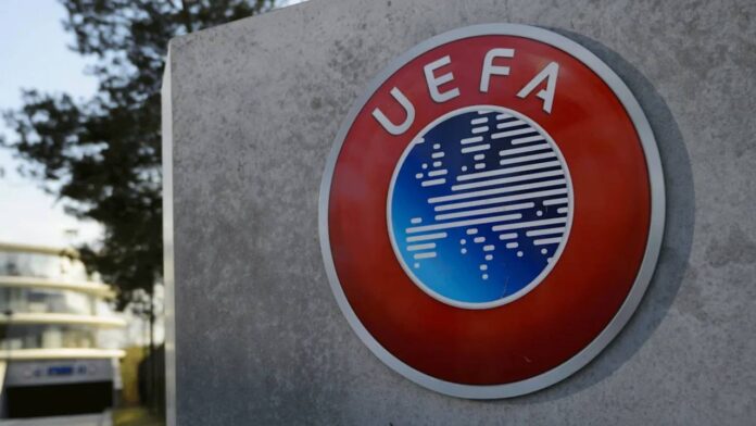 UEFA La UEFA se reunirá la semana que viene con la intención de tomar una decisión respecto a la participación de Israel y sus equipos en las competiciones internacionales, con la mayoría de miembros inclinados por suspenderlos. Según The Times, "la mayor parte de los miembros del comité ejecutivos están a favor de la suspensión de Israel", después de que ocho expertos de la ONU, entre ellos la relatora para Palestina, Francesca Albanese, pidieran este martes a la FIFA y a la UEFA que suspendan a la selección israelí de las competiciones internacionales "como respuesta al genocidio en curso en el territorio palestino ocupado". Los que están a favor de suspender a Israel toman como ejemplo lo ocurrido con Rusia, que ha quedado fuera de las competiciones europeas desde la invasión de Ucrania en 2022. Una posible suspensión por parte de la UEFA no estaría ligada a una decisión de la FIFA, que, sin embargo, quedaría en una posición muy difícil con vistas al Mundial de 2026, donde Israel se está jugando su clasificación, siendo terceros de su grupo por detrás de Noruega e Italia. En cuanto a las competiciones de clubes, el Maccabi de Tel Aviv es el único club que juega en ellas esta temporada y enfrentó importantes protestas este miércoles al jugar en Grecia contra el PAOK. En agosto, la UEFA se posicionó en contra de la matanza de civiles y de niños, con una pancarta en la Supercopa de Europa entre Paris Saint Germain y Tottenham Hotspur, pero sin mencionar a Israel. Cuando la UEFA anunció el fallecimiento del futbolista Suleiman al-Obeid, conocido como el Pelé palestino, Mohamed Salah les recriminó en redes sociales la falta de información sobre su muerte. "¿Podéis decirnos cómo, dónde y por qué murió?", escribió el jugador egipcio. Al Obeid fue asesinado por las fuerzas militares israelíes mientras estaba en Gaza esperando ayuda humanitaria. Los expertos de la ONU aclararon que el boicot "debe dirigirse al Estado de Israel y no a los jugadores individuales", ya que estos no pueden cargar con las consecuencias de las decisiones de su gobierno, por lo que no debe haber discriminación ni sanciones contra deportistas por su origen o nacionalidad.