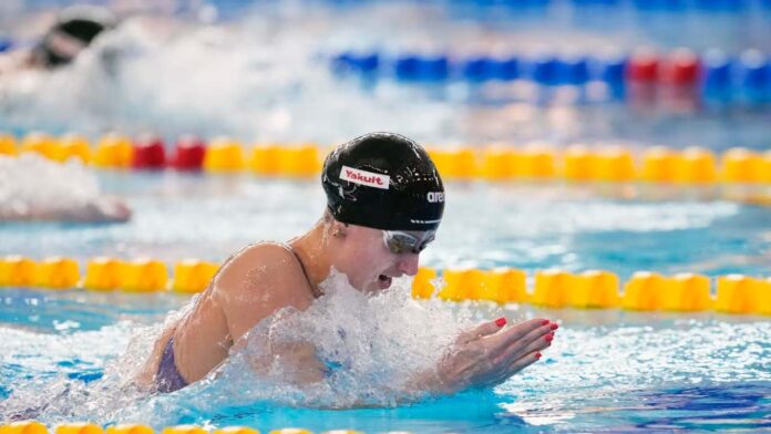 Kate Douglass y Kaylee McKeown impusieron récords mundiales en