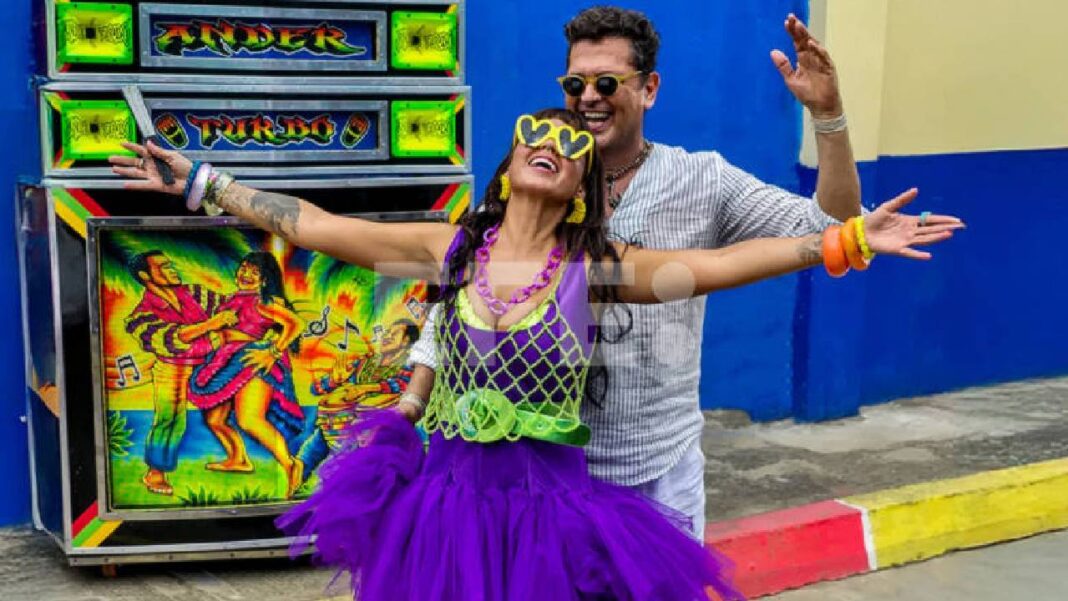 Carlos Vive junto a la vocalista de Bomba Estéreo Li Saumet, cortesía de EFE