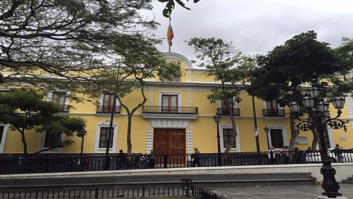 Casa_Amarilla_de_Caracas_-_2015 (1)