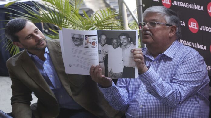 Óscar Prieto Parraga y el periodista Efraín Zavarce en la presentanción del libro _ Foto_ LVBP.com