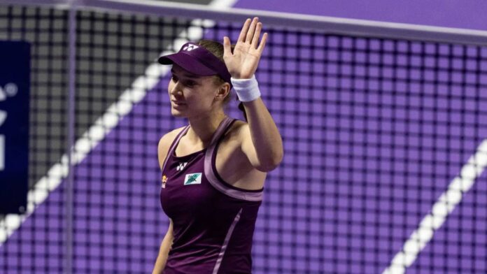 Finales WTA: Rybakina se acerca las semifinales al remontar ante Swiatek