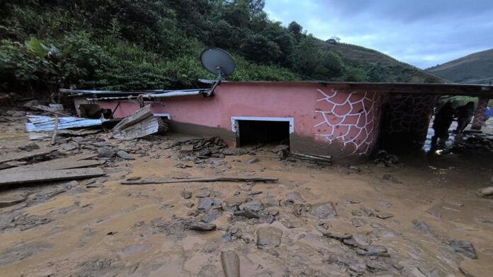 Río Negro Seis viviendas afectadas por desbordamiento de quebrada en Mérida