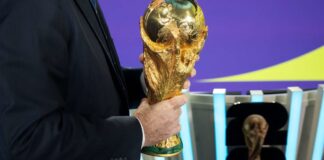 México, Canadá y Estados Unidos se identificarán con bolas de colores diferentes y serán asignados como cabezas de serie a los grupos A, B y D, respectivamente, para garantizar que jugarán sus partidos de la fase de grupos en territorio propio. México disputará dos partidos en Ciudad de México -entre ellos el inaugural- y uno entre medio en Guadalajara; Canadá disputará el primero en Toronto y los otros dos en Vancouver; mientras que Estados Unidos debutará y cerrará el grupo en Los Ángeles, viajando a Seattle para el segundo. Además, España y Argentina, las dos selecciones con mejor ranking FIFA, se ubicarán en cuadros opuestos para garantizar que solo puedan cruzarse en una eventual final, en caso de que ambas avancen como primeras de grupo. El mismo criterio se aplicará a Francia e Inglaterra, tercera y cuarta del ranking. El sorteo también evitará que países de la misma confederación -con excepción de la UEFA, con 16 equipos clasificados- queden encuadrados en el mismo grupo. Si bien el sorteo del viernes definirá los enfrentamientos en la fase de grupos, el calendario final del torneo, con detalles de estadios y horarios, de dará a conocer el sábado.