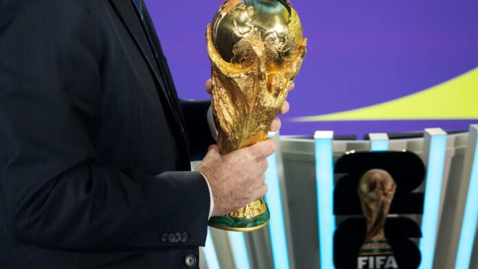 México, Canadá y Estados Unidos se identificarán con bolas de colores diferentes y serán asignados como cabezas de serie a los grupos A, B y D, respectivamente, para garantizar que jugarán sus partidos de la fase de grupos en territorio propio. México disputará dos partidos en Ciudad de México -entre ellos el inaugural- y uno entre medio en Guadalajara; Canadá disputará el primero en Toronto y los otros dos en Vancouver; mientras que Estados Unidos debutará y cerrará el grupo en Los Ángeles, viajando a Seattle para el segundo. Además, España y Argentina, las dos selecciones con mejor ranking FIFA, se ubicarán en cuadros opuestos para garantizar que solo puedan cruzarse en una eventual final, en caso de que ambas avancen como primeras de grupo. El mismo criterio se aplicará a Francia e Inglaterra, tercera y cuarta del ranking. El sorteo también evitará que países de la misma confederación -con excepción de la UEFA, con 16 equipos clasificados- queden encuadrados en el mismo grupo. Si bien el sorteo del viernes definirá los enfrentamientos en la fase de grupos, el calendario final del torneo, con detalles de estadios y horarios, de dará a conocer el sábado.