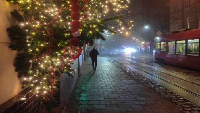Los ucranianos tratan de mantener el espíritu navideño en medio de los ataques rusos