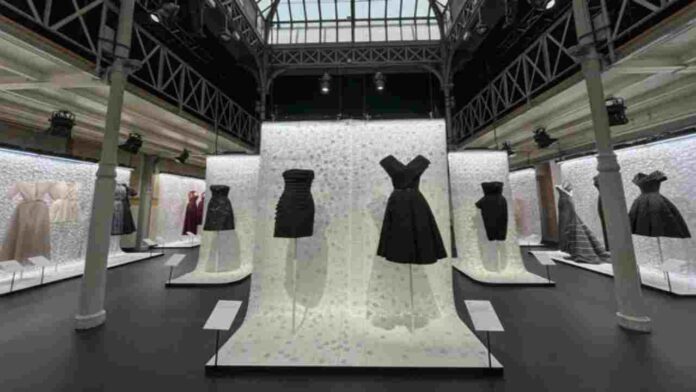 La fascinación de Alaïa por Dior completa una doble muestra en París con piezas inéditas