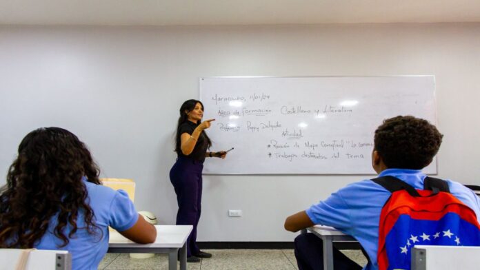 Maestro Docentes celebran su día reafirmando su compromiso con la educación venezolana