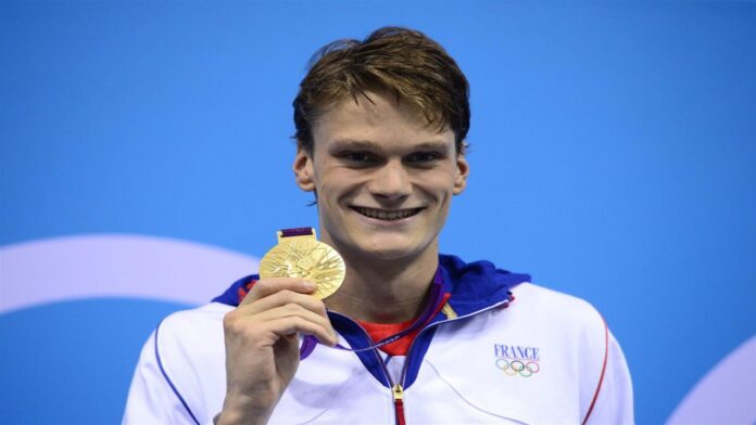 Ex campeón olímpico de natación irá a juicio por cargos de violación a una menor de edad