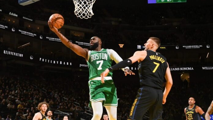 Los Spurs (39-16) están potencialmente a dos victorias de los líderes del Oeste, los Oklahoma City Thunder (41-14), y siguen luciendo un gran ritmo ganador. Ante los Suns, los texanos sellaron un tercer período de 37-21 que les abrió el camino hacia una sólida victoria por 121-94. Stephon Castle lideró a los Spurs con veinte puntos, mientras que el francés Victor Wembanyama aportó un doble doble de 17 puntos y once rebotes en 24 minutos en pista. Dylan Harper aportó 17 puntos saliendo del banquillo, mientras que De'Aaron Fox metió quince tras regresar del All-Star. Detrás de OKC, Spurs y Nuggets están los Houston Rockets, que asaltaron el campo de los Charlotte Hornets (105-101) con un Kevin Durant dominante. El ex de los Phoenix Suns selló 35 puntos, ocho rebotes, cuatro asistencias y tres tapones. Golpe en la mesa de los Pistons Los Pistons dieron otro golpe de autoridad en el Este y conquistaron el Madison Square Garden con una victoria por 111-126 ante los New York Knicks al ritmo de Cade Cunningham. El líder de los Pistons, que venía de alzarse con la corona del 'All Star' en el equipo Estrellas, brilló con luz propia y firmó 42 puntos, trece asistencias y ocho rebotes. Cunningham no anotaba tantos puntos desde noviembre, también en otra victoria de prestigio en Boston. Jalen Brunson lideró a los neoyorquinos en el intento de atrapar a los Pistons durante todo el encuentro. El '11' de los Knicks aportó 33 puntos, 6 rebotes y 7 asistencias. El dominicano Karl-Anthony Towns secundó a Brunson en la tabla anotadora de Nueva York, con 21 puntos, 11 rebotes y 4 asistencias (doble-doble). José Alvarado, que había cosechado 8 triples en Philadelphia en menos de 19 minutos en pista, aportó 6 puntos, 4 rebotes y 5 asistencias, con un desafortunado 0 de 5 desde la línea de tres.