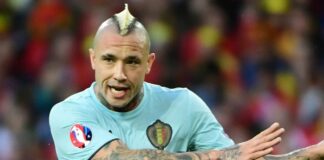 El jugador internacional belga Radja Nainggolan, a punto de cumplir 38 años y aún en activo en el Patro Eisden, deberá comparecer ante un tribunal correccional en el marco de un caso de blanqueo de capitales vinculado a una red de tráfico internacional de cocaína que operaba a través del puerto de Amberes (norte). La Fiscalía de Bruselas acusa al futbolista de haber ocultado el origen ilícito de fondos o haber participado en su transferencia, en una causa en la que también están implicadas otras quince personas. La investigación se centra en la importación de cocaína desde Sudamérica y su posterior distribución en Bélgica. Nainggolan fue detenido a finales de enero de 2025 junto a otros sospechosos en una operación policial que incluyó una treintena de registros y en la que se confiscaron drogas, armas, dinero en efectivo y artículos de lujo. En total, se decomisaron 2,7 kilos de cocaína y unos 370.000 euros. El exjugador del Roma y del Inter de Milán nunca ha sido señalado como participante directo en el tráfico de estupefacientes, pero los investigadores detectaron movimientos financieros sospechosos, entre ellos la recepción de más de 100.000 euros en pocos meses procedentes de Nasr-Eddine Sekkaki, hermano de un conocido criminal y uno de los principales implicados en la trama. El propio jugador ha defendido que ese dinero corresponde a un préstamo que solicitó en un momento de dificultades personales, cuando sus cuentas bancarias estaban bloqueadas tras su divorcio. Según su versión, necesitaba liquidez para hacer frente a deudas, entre ellas algunas derivadas de su afición al juego. Nainggolan, que se enfrenta a una posible pena de hasta cinco años de prisión, ha negado haber blanqueado dinero. EFE