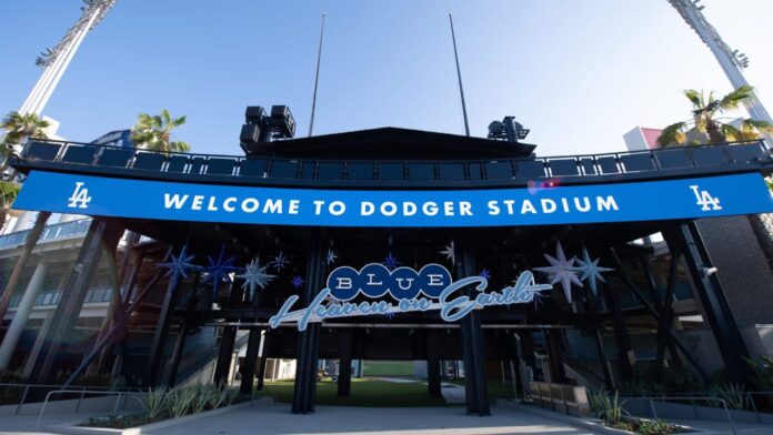 Los precios para el estreno Los Angeles Dodgers, campeones de las Grandes Ligas de Béisbol en 2025, alcanzan precios récord a menos de 24 horas del primer partido de temporada, con un coste promedio de 392 dólares por asiento en el mercado de reventa. Estas cifras disparan un 55 % el coste de un boleto medio en comparación con el año anterior, situando el acceso más económico en 196 dólares y superando los 119 dólares para el duelo entre Gigantes de San Francisco y Yankees de Nueva York, el segundo estreno más caro de la temporada, según los datos de The New York Post. Este dominio deportivo sitúa al equipo angelino como el estreno más caro de la historia de la MLB, motivada en parte por la inversión masiva en la plantilla que lidera la estrella japonesa Shohei Ohtani. La franquicia ostenta actualmente el presupuesto más elevado de las Grandes Ligas con una nómina fiscal estimada en 396 millones de dólares, según el portal de datos Spotrac. Parte del furor que despierta el regreso a las pistas de los Dodgers viene motivada por su reciente gesta deportiva al conquistar la Serie Mundial por segundo año consecutivo. Esta hazaña ha consolidado a la organización californiana como la dinastía dominante del béisbol moderno y el principal rival a batir en las Grandes Ligas a partir de mañana, cuando reciban a los Diamondbacks de Arizona en el Dodger Stadium de Los Ángeles para iniciar su camino hacia el tricampeonato. El peso de la hinchada de los Dodgers recae sobre todo en la comunidad latina por los estrechos vínculos culturales con el béisbol, un deporte que reina indiscutible en países como República Dominicana o México, y que se consolidó de manera legendaria en Los Ángeles con la llegada del lanzador Fernando 'el Toro' Valenzuela en 1981. EFE