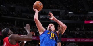Jokic guió a Denver al triunfo y se acerca a cifra redonda de triple doble