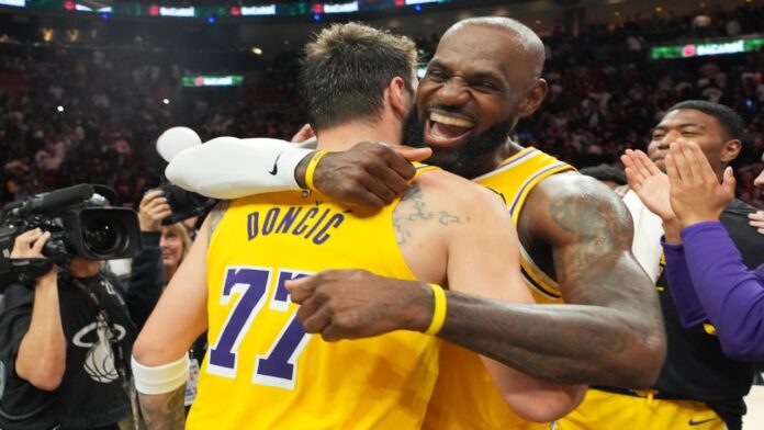 ca-times.brightspotcdn LeBron se acerca a un nuevo hito y Doncic firmó una noche de superhéroe