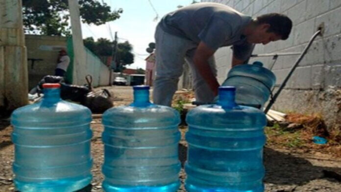 cargadores-de-agua-696x522 (1)