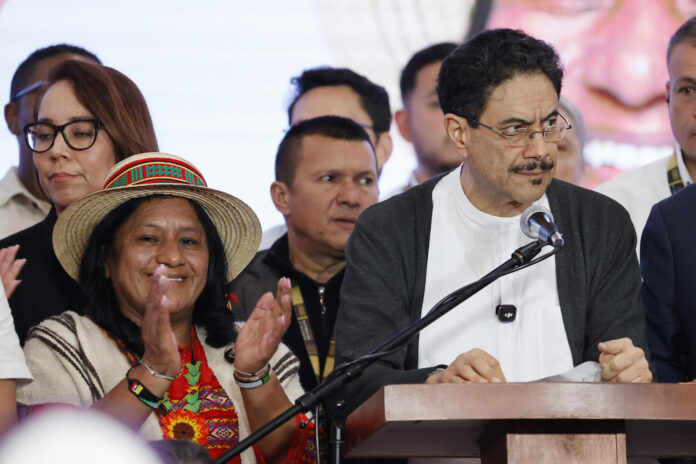 Candidato Cepeda habla en rueda de prensa sobre los resultados electorales