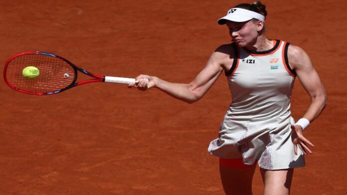 Rybakina Mientras la polaca Iga Swiatek, número 3 del mundo y cuatro veces campeona del Roland Garros, tardó una hora en ganar a su rival de primera ronda, la kazaja Elena Rybakina, número 2, no se quedó lejos y apeó este lunes en la arcilla parisina a la eslovena Veronika Erjavec (84 del mundo) en una hora y 15 minutos por 6-2 y 6-2. La vencedora de Wimbledon en 2022 y del Open de Australia de 2026 se medirá en segunda ronda a la ucraniana Yuliia Starodubtseva (55 del mundo), que venció a la rusa Anna Blinkova (103). Rybakina, de 26 años, busca este año romper el techo de los cuartos de final en el Roland Garros, instancia que alcanzó en 2021 y 2024. EFE