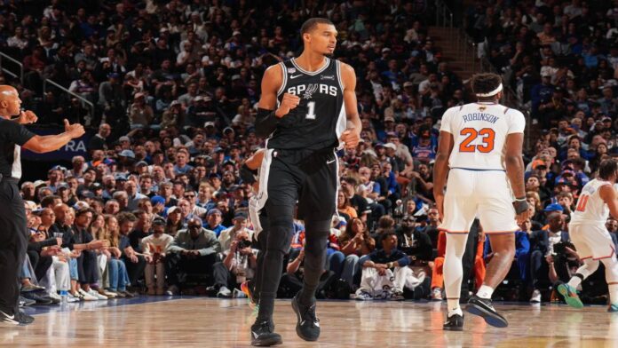 Wembanyama metió a los Spurs en la serie con triunfo cerrado en Nueva York