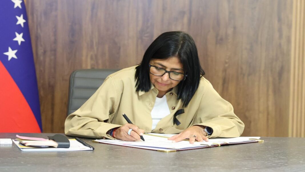 Delcy Ejecutivo firmó reglamento de la Ley de Hidrocarburos