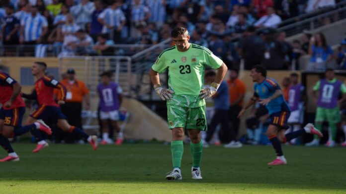 Dibu Dibu Martínez pone en duda su continuidad en la selección argentina luego de la derrota con España