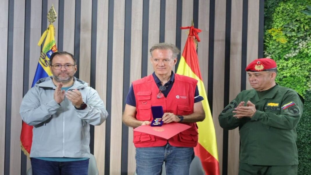 Venezuela condecora a 150 españoles que han ayudado en labores de rescate tras terremotos