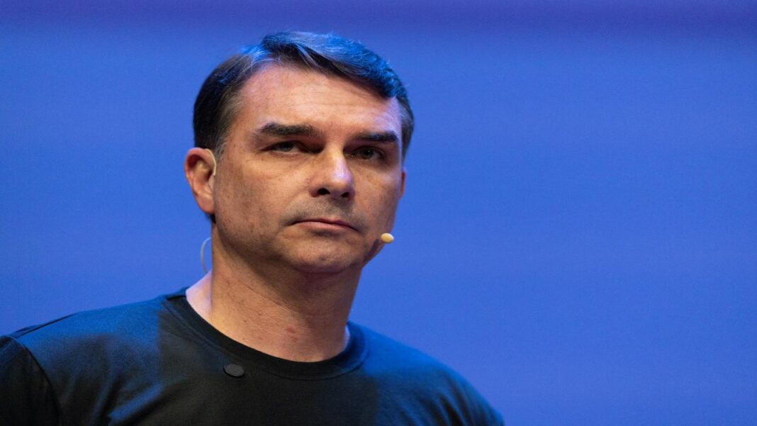 Flávio Bolsonaro dice que Lula ya no está en condiciones de gobernar tras sanción de EEUU
