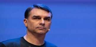 Flávio Bolsonaro dice que Lula ya no está en condiciones de gobernar tras sanción de EEUU