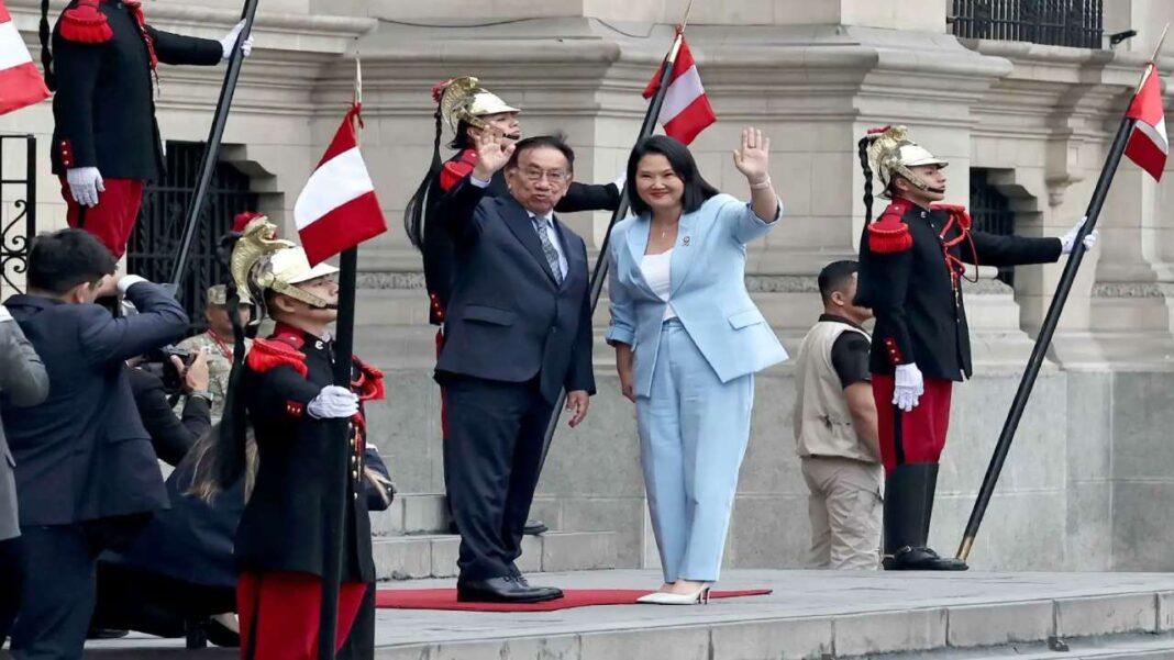 Keiko Fujimori se reúne en Palacio de Gobierno con el presidente interino de Perú